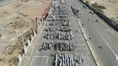 الحوثي يزج بالطلاب في الاستعراضات العسكرية ويجوع المعلمين في الحديدة