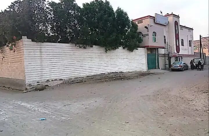 الحوثية تستولي على منزل أحد التجار في الحديدة 1 الحوثية تستولي على منزل ومكتب أحد التجار في الحديدة