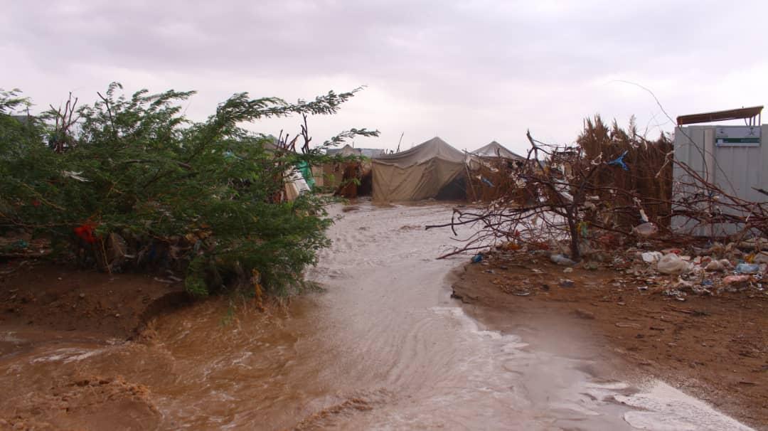 سيول الامطار تداهم مدينة الخوخة ووفاة طفل في مخيم للنازحين