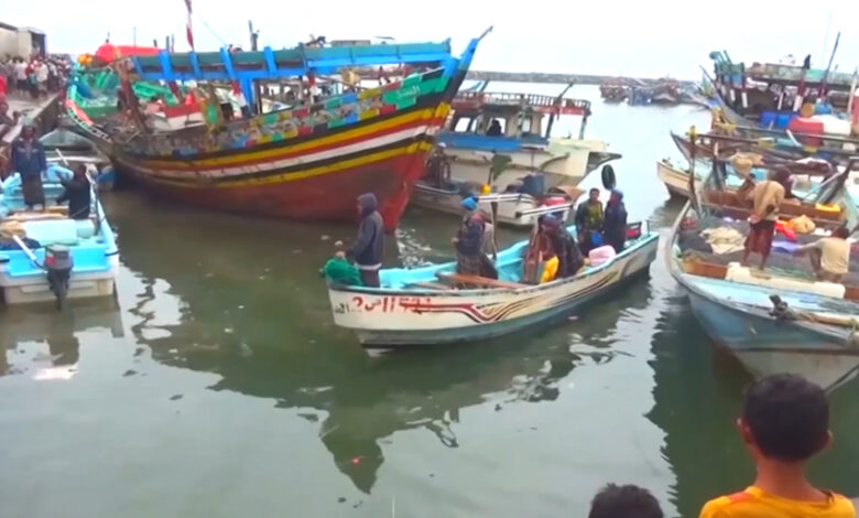 مليشيا الحوثي تضيق الخناق على الصيادين في الحديدة