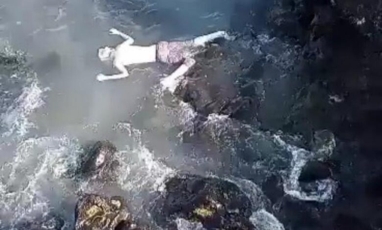العثور على جثث متحللة في شواطئ جزيرة زقر ومصادر توضح 1 العثور على جثث متحللة في شواطئ جزيرة زقر ومصادر توضح