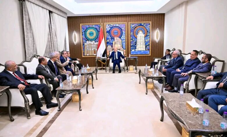 العليمي: تنسيق مؤسسات الدولة وإجراءات شجاعة وراء تحسن سعر الصرف 1 العليمي: تنسيق مؤسسات الدولة وإجراءات شجاعة وراء تحسن سعر الصرف