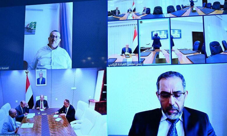 العليمي يترأس اجتماع لجنة إدارة الأزمات لبحث تداعيات التصعيد الإقليمي على الاقتصاد اليمني