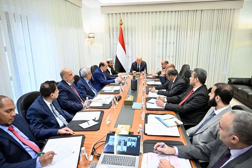 العليمي يشدد على تسريع الإصلاحات ويحذر من مخاطر غياب مكافحة الفساد