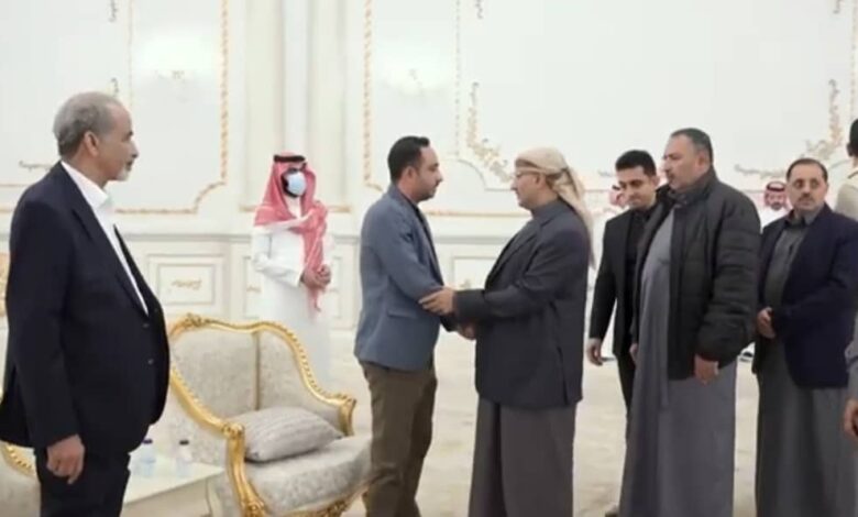 الفريق طارق صالح يقدم واجب العزاء في وفاة اللواء عبدالرقيب الصبيحي ويشيد بمسيرته الوطنية