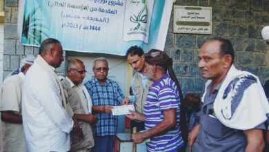 القاضي يدشن مشروع المساعدات المقدمة من مؤسسة الصالح لأهالي حيس