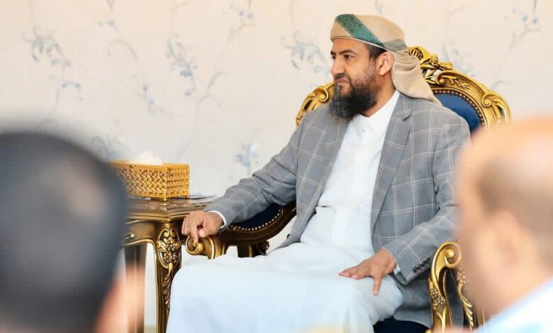 المحرّمي يؤكد دعم استقرار وتنمية محافظة المهرة خلال لقاء قيادات محلية
