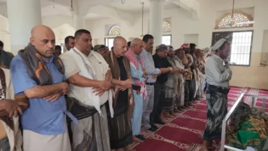 المخا تودّع شيخ عزلة الزهاري بعد مسيرة حافلة بالعطاء