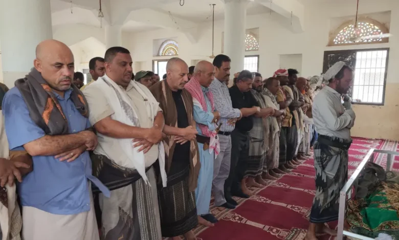 المخا تودّع شيخ عزلة الزهاري بعد مسيرة حافلة بالعطاء 1 المخا تودّع شيخ عزلة الزهاري بعد مسيرة حافلة بالعطاء