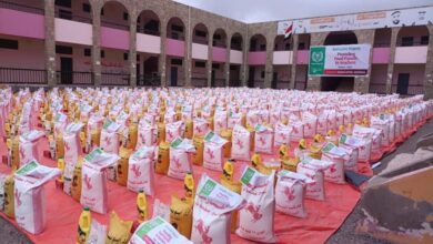 المنظمة الأسترالية توزع 500 سلة غذائية للمعلمين المتطوعين بالخوخة