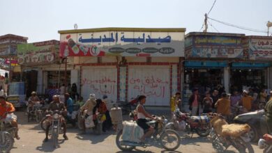 النيابة تغلق عددا من الصيدليات المخالفة في الخوخة