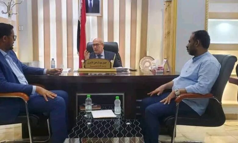 الوزير الأغبري يناقش مع وكيل الحديدة تفعيل السلطة المحلية 1 الوزير الأغبري يناقش مع وكيل الحديدة تفعيل السلطة المحلية