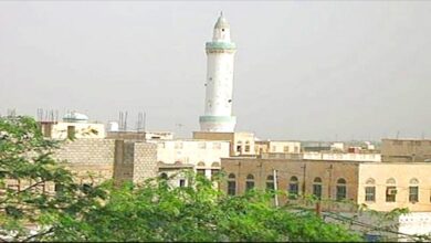 خطيب حوثي يسب الصحابة من على منبر في بيت الفقيه