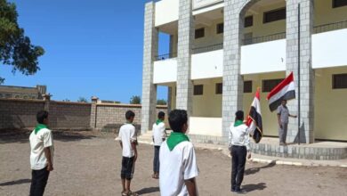 تدشين الفعاليات الطلابية برفع العلم الوطني في المدارس جنوب الحديدة