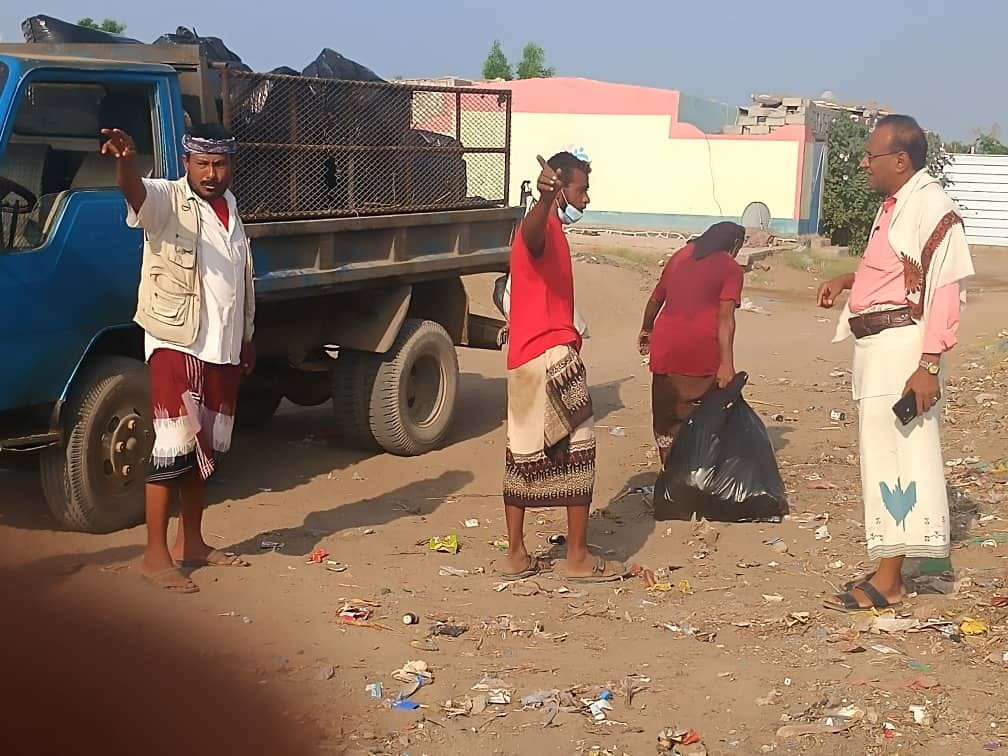 الحديدة.. مدير صندوق النظافة يدشن حملة لرفع المخلفات في الخوخة