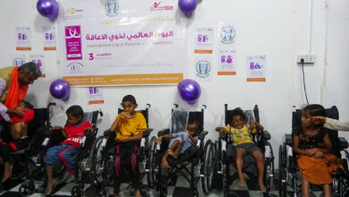 توزيع كراسي متنقلة في فعالية بمناسبة اليوم العالمي لذوي الإعاقة في حيس