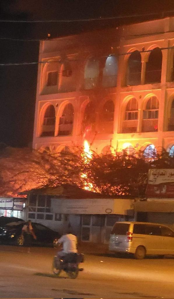 حريق هائل في ثاني اكبر مستشفى حكومي بمدينة الحديدة