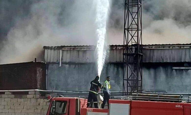 حريق يلتهم معمل للعطور في مدينة الحديدة