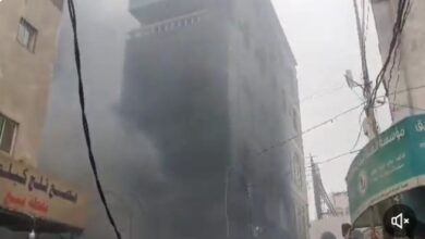 حريق يلتهم محال تجارية بمدينة الحديدة