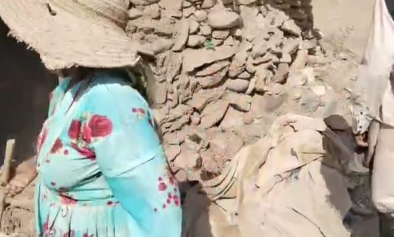 فيديو مؤلم يوثّق لحظات وداع أم لابنتها التي قضت بالقصف الحوثي على قرية الجِربح في حيس