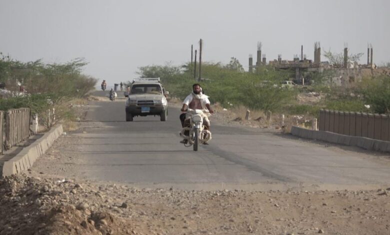 نشطاء يطالبون بفتح طريق حيس الجراحي جنوب الحديدة