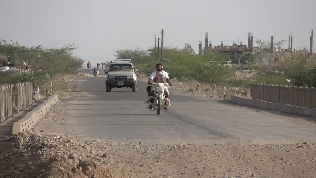 نشطاء يطالبون بفتح طريق حيس الجراحي جنوب الحديدة