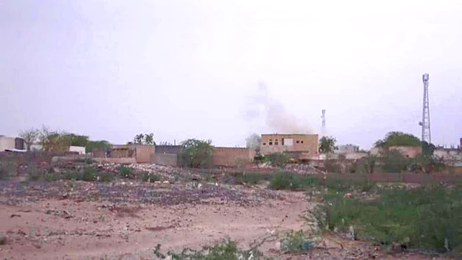 بالمدفعية.. مليشيا الحوثي تقصف الأحياء السكنية في الحديدة