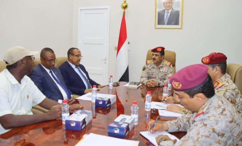 وزير الدفاع يبحث مع السفير الصومالي تعزيز التعاون الأمني لمكافحة التهريب 1 وزير الدفاع يبحث مع السفير الصومالي تعزيز التعاون الأمني لمكافحة التهريب