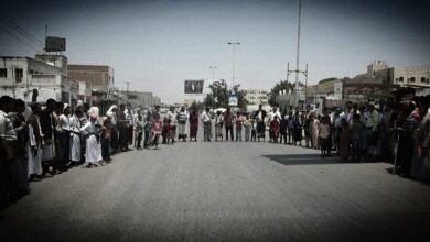 زيف الحشود في الحديدة.. تضخيم إعلامي حوثي لتغطية تراجع الشعبية