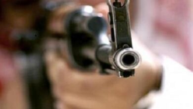 قيادي حوثي يقتل مواطناً بدم بارد أمام أسرته في جبل رأس بالحديدة