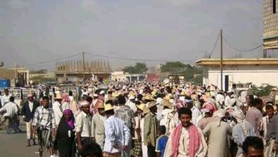 عنصر حوثي يقتل ويصيب سبعة مواطنين داخل سوق شعبي شمال الحديدة