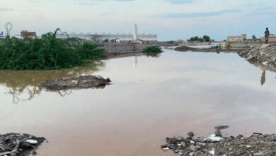 سيول الأمطار تصل إلى المدخل الشمالي لمدينة الحديدة