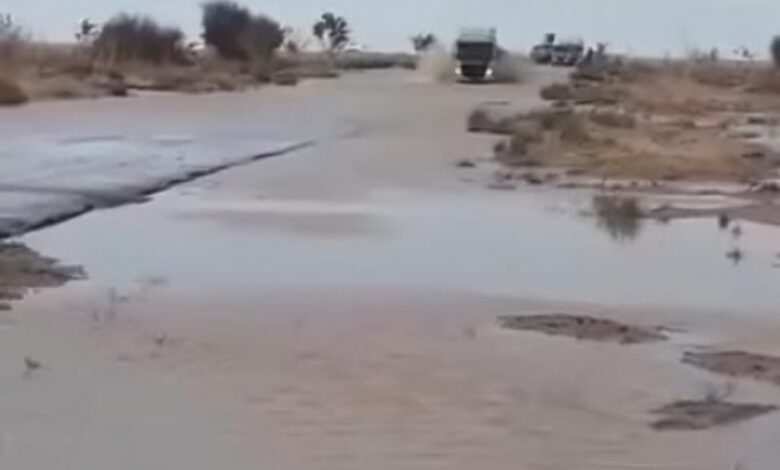 السيول الجارفة تقطع الطريق بين الخوخة والمخا وتشل حركة المركبات في الساحل التهامي