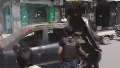 شيخ تهامي يحرق سيارته في الحديدة احتجاجًا على تعسف مرور الحوثي