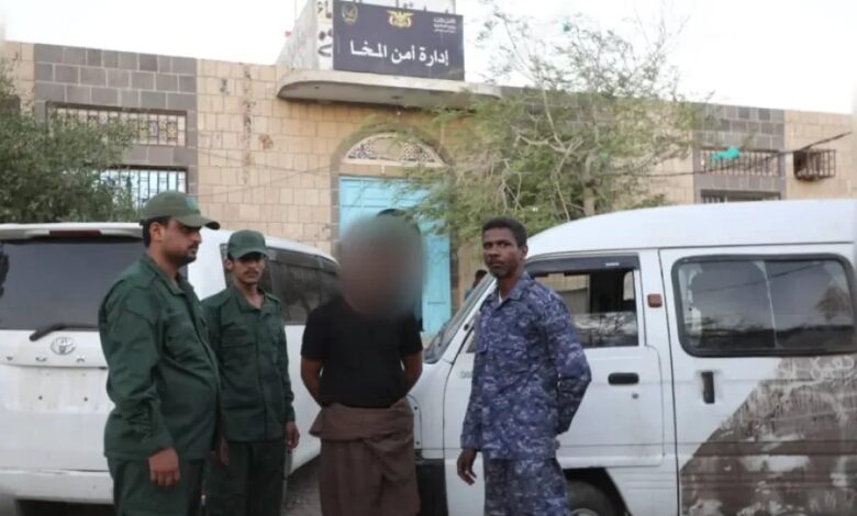 ضبط باص مسروق في المخا وإحالة المتهم إلى شرطة عدن ضمن تنسيق أمني مشترك