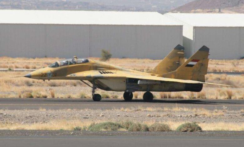 الحوثي يستعرض بطائرة حربية في اجواء صنعاء