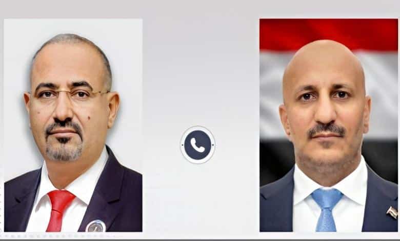 كاتب صحفي يعلق على اتصال الزبيدي وصالح ويتساءل عن الطرف “الخارج عن التوافق”