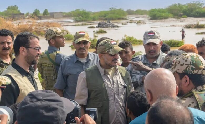 طارق صالح يتفقد أضرار السيول في المخا ويوجه بتكثيف الإغاثة