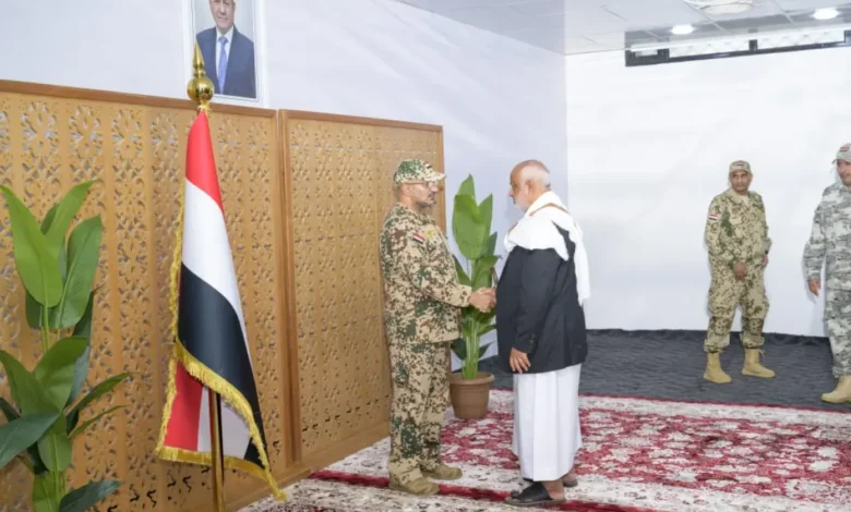 طارق صالح يستقبل المهنئين بعيد الفطر في المخا 1 طارق صالح يستقبل المهنئين بعيد الفطر في المخا