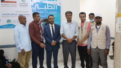 طريق والاهدل يدشنان مخيم العيون في الخوخة ويناقشان الاحتياجات الصحية بالحديدة