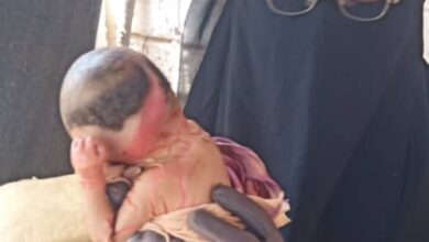 مناشدة لانقاذ طفلة حديثة الولادة في الخوخة