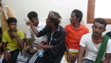 عادوا إلى الخوخة.. الحوثية تحقق مع صيادين أفرجت عنهم السلطات الإرتيرية