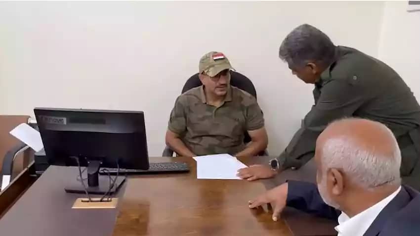 عضو الرئاسي العميد طارق يتفقد جوازات الحديدة بالمخا