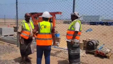مدير الخوخة يتفقد مشروع كهرباء الطاقة الشمسية بقدرة 10 ميجاوات بتمويل إماراتي