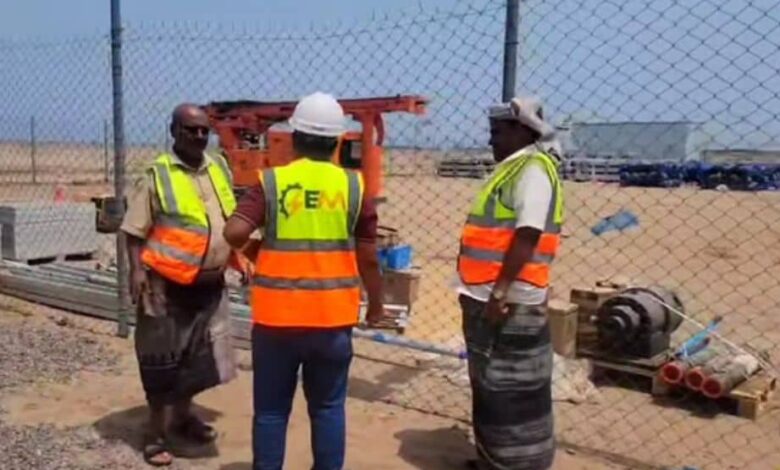 مدير الخوخة يتفقد مشروع كهرباء الطاقة الشمسية بقدرة 10 ميجاوات بتمويل إماراتي 1 مدير الخوخة يتفقد مشروع كهرباء الطاقة الشمسية بقدرة 10 ميجاوات بتمويل إماراتي