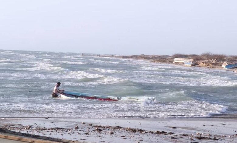 الرياح تواصل إغراق قوارب الصيادين في الخوخة.. ومطالب متجددة بإنشاء مرسى بحري