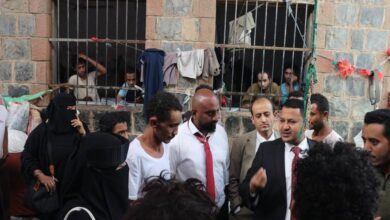 قاضي أحداث الحديدة يراقب التزام أقسام الشرطة بقانون رعاية الأحداث عبر جولة تفتيش مفاجئة