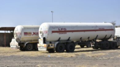 مليشيا الحوثي توقف توزيع الغاز من موانئ الحديدة
