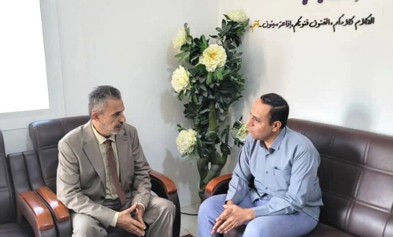 لقاء تعاوني بين إذاعتي سيئون وصوت المقاومة على هامش مؤتمر التطور المعرفي