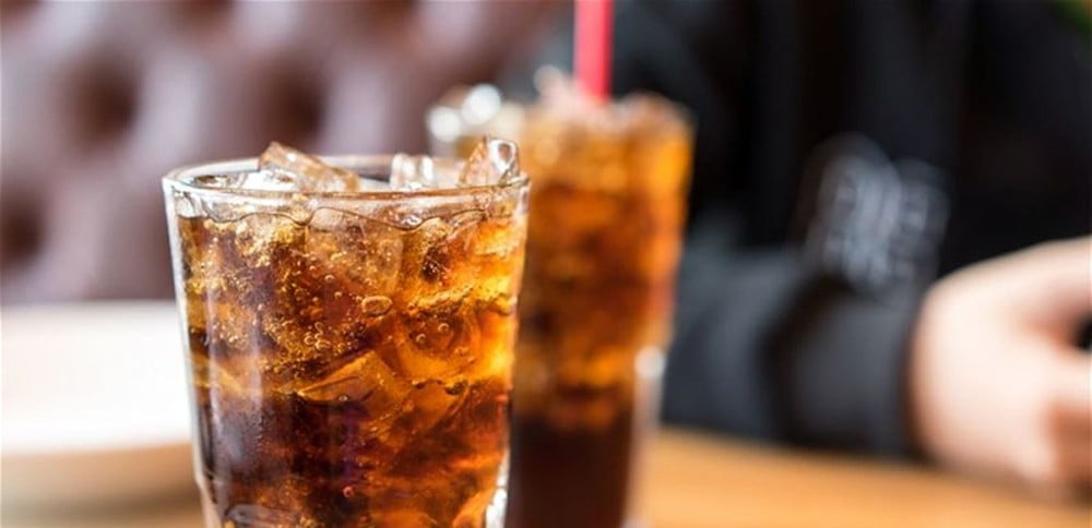 مؤذية جدًّا للصحة.. 3 أغذية يحذر تناوُلها مع المشروبات الغازية